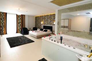 Отель MELISS EVENTS Крайова Номер с кроватью размера "queen-size" и гидромассажной ванной-8
