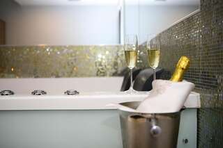 Отель MELISS EVENTS Крайова Номер с кроватью размера "queen-size" и гидромассажной ванной-9