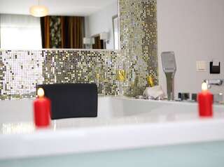 Отель MELISS EVENTS Крайова Номер с кроватью размера "queen-size" и гидромассажной ванной-10
