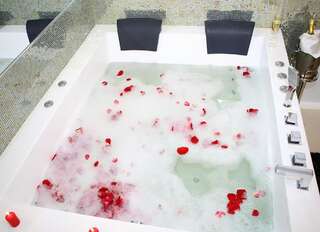 Отель MELISS EVENTS Крайова Номер с кроватью размера "queen-size" и гидромассажной ванной-11