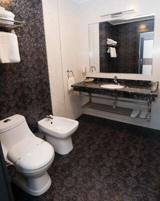Отель MELISS EVENTS Крайова Номер с кроватью размера "queen-size" и гидромассажной ванной-1
